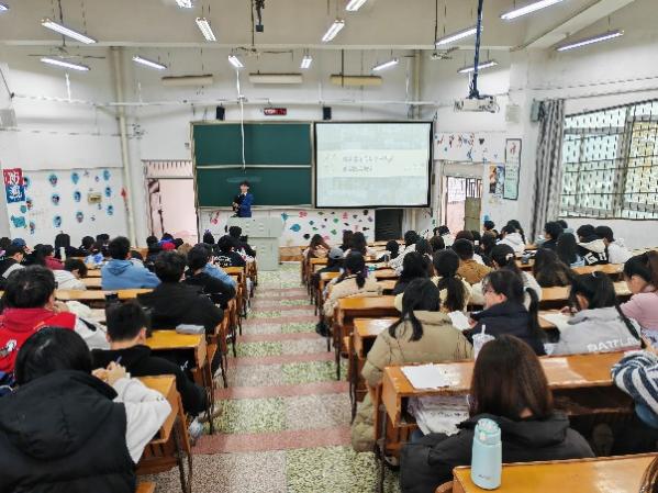 会议室里的人们描述已自动生成