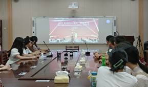 学生干部集中收听收看